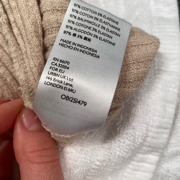 ISO!! Size medium. - Picture 2 of 2